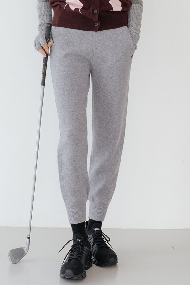 데일리 니트 조거 팬츠 Ⅱ M/GY는 포근한 니트 소재로 제작된 남성용 조거 팬츠입니다. 릴랙스 핏으로 편안한 착용감을 선사하며, 가을과 겨울에 따뜻하게 입을 수 있습니다. 무지 디자인에 그레이 컬러로 어떤 스타일에도 쉽게 매치할 수 있으며, 캐주얼 및 스포티 무드를 연출합니다. 밴딩 처리되어 활동성을 높였으며, 데일리웨어는 물론 집콕룩으로도 활용하기 좋습니다. 부드러운 촉감의 두꺼운 두께감으로 편안함과 스타일을 모두 잡았습니다.
