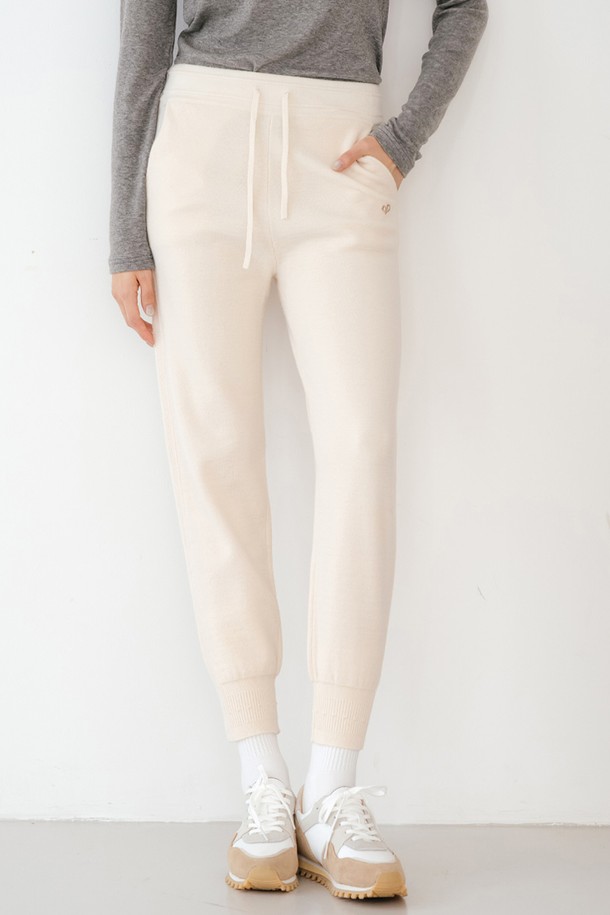 데일리 니트 조거 팬츠 2 CR은 부드러운 니트 소재로 제작되어 편안한 착용감을 선사합니다. 릴랙스 핏과 밴딩 허리 디자인으로 활동성을 높였으며, 캐주얼하고 베이직한 스타일을 연출하기 좋습니다. 아이보리, 베이지 두 가지 색상으로 출시되어 다양한 상의와 매치하기 용이합니다. 봄, 가을, 겨울 계절에 활용 가능하며, 집콕룩이나 산책룩으로 활용하기 좋습니다. 두꺼운 두께감으로 따뜻하게 착용할 수 있는 데일리 조거 팬츠입니다.