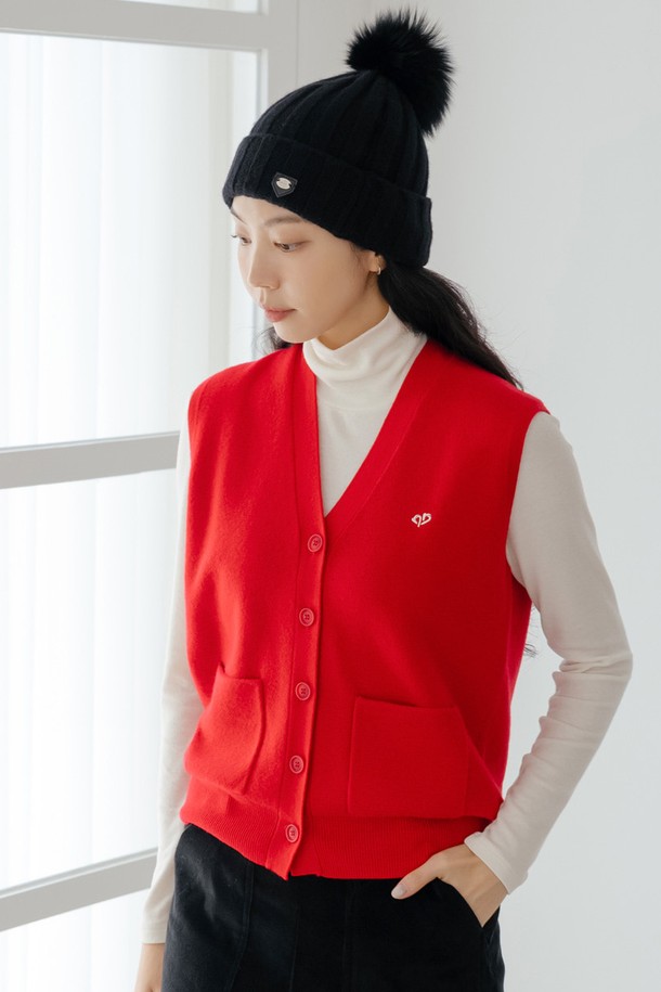 울 100 니트 베스트 RD는 여성 골프룩 또는 일상복으로 활용하기 좋은, 따뜻하고 부드러운 니트 베스트입니다. 가을, 겨울 시즌에 적합하며, 클래식하고 베이직한 스타일을 연출합니다. 100% 울 소재로 제작되어 포근하며, 레귤러핏 V넥 디자인에 버튼 여밈과 포켓 디테일이 더해져 실용성을 높였습니다. 레드 컬러의 무지 디자인으로 다양한 하의와 매치하기 용이합니다. 두께감이 있어 보온성이 뛰어나며, 부드러운 촉감으로 편안하게 착용할 수 있습니다.
