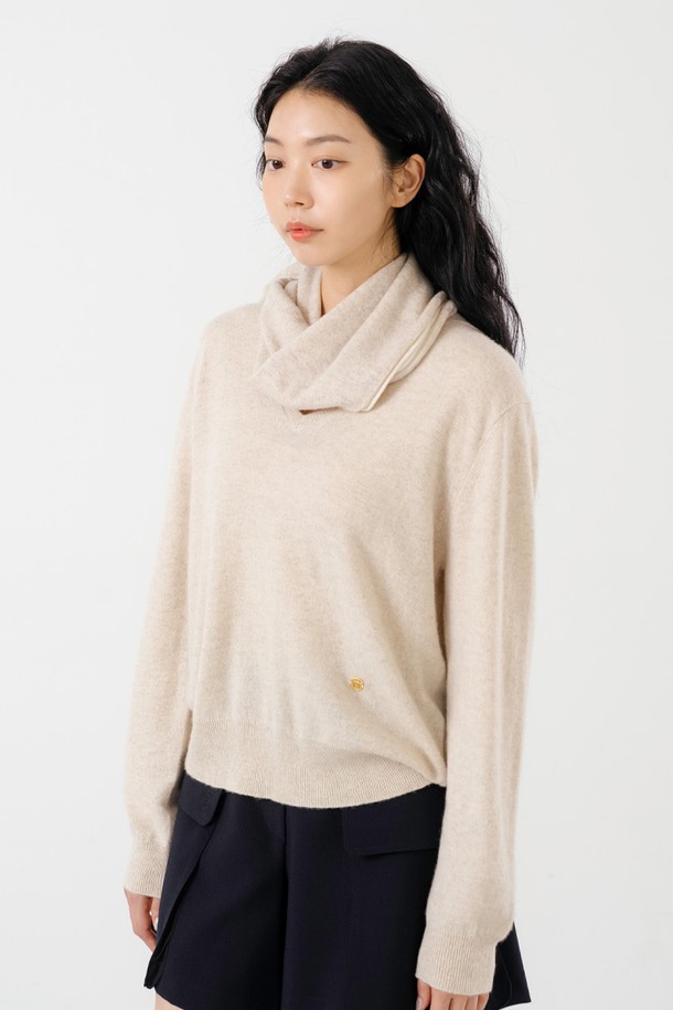 캐시미어 100% 브이넥 풀오버 BG는 부드러운 촉감과 뛰어난 보온성을 자랑하는 여성용 상의입니다. 가을, 겨울 시즌에 어울리는 두꺼운 두께감으로, 일상과 골프 활동 모두에 활용 가능한 활용도를 갖추었습니다. 베이직하고 클래식한 스타일로, 레귤러 핏의 긴 소매 디자인이 특징입니다. 프리미엄 캐시미어 소재 특유의 고급스러운 분위기를 연출하며, 데일리룩과 골프룩 모두 미니멀하게 소화할 수 있습니다.
