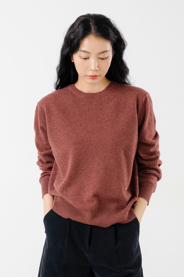 캐시미어 100% 라운드 풀오버 BR은 여성 골프룩 또는 일상복으로 활용하기 좋은 상의입니다. 부드러운 촉감의 프리미엄 캐시미어 100% 소재로 제작되어 가을, 겨울 시즌에 따뜻하게 착용할 수 있습니다. 베이직하고 클래식한 스타일의 무지 디자인에 레귤러핏으로 편안한 착용감을 선사합니다. 라운드넥과 긴 소매 기장으로 어떤 하의에도 잘 어울리며, 두꺼운 두께감으로 보온성을 높였습니다.
