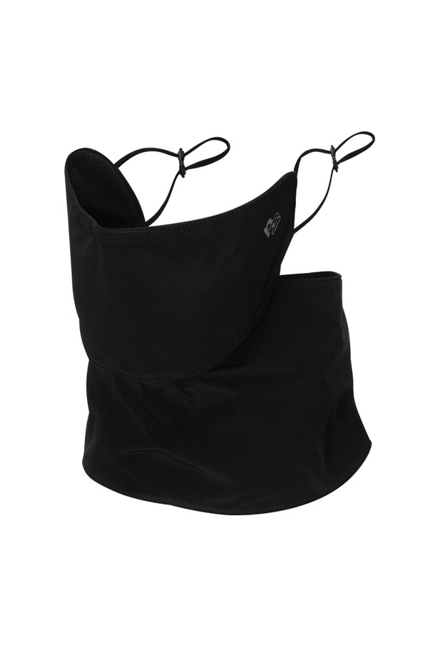 입체 방한 마스크 BK는 겨울철 추위로부터 당신을 보호해 줄 필수 아이템입니다. 부드러운 폴리에스테르 소재로 제작되어 뛰어난 촉감과 보온, 방풍 기능을 제공합니다. 무지 디자인에 입체적인 디자인으로 제작되어, 산책룩, 출근룩 등 다양한 스타일에 미니멀, 캐주얼, 클래식하게 매치하기 좋습니다. 조절끈이 있어 얼굴에 맞게 편안하게 착용할 수 있으며, 두꺼운 두께감으로 추운 날씨에도 따뜻함을 유지해 줍니다. 블랙 색상으로 어떤 옷에도 잘 어울려 데일리 마스크로 활용하기 좋습니다.
