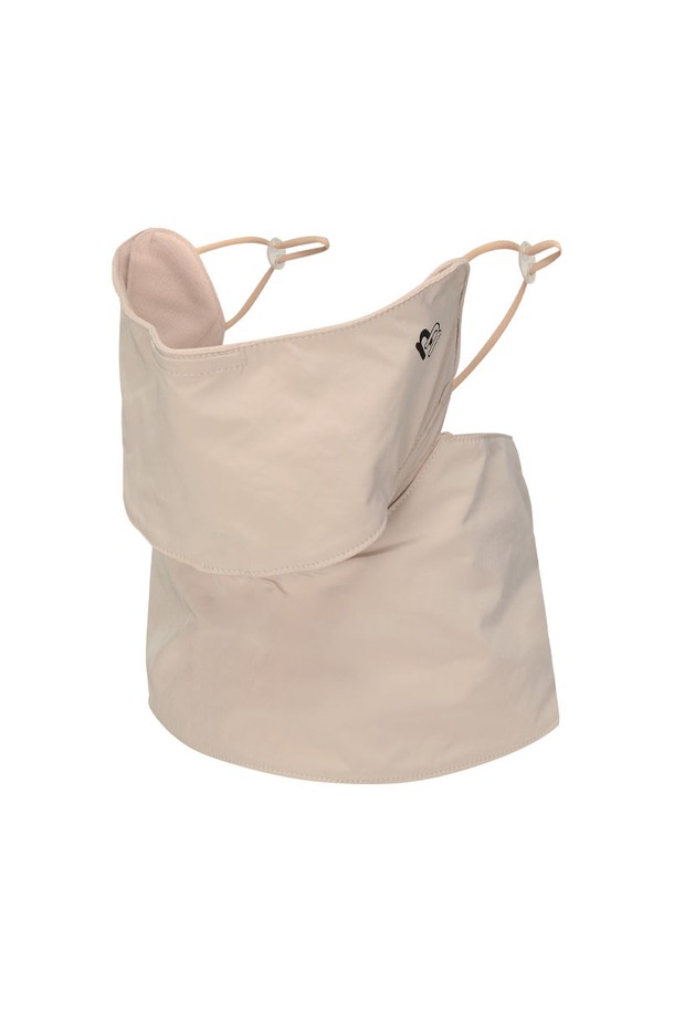 입체 방한 마스크 BG는 겨울철 추위로부터 당신을 따뜻하게 보호해 줄 면 소재의 마스크입니다. 부드러운 촉감과 두꺼운 두께로 뛰어난 보온성을 제공하며 일상생활에서의 방한을 돕습니다. 미니멀하고 캐주얼한 스타일의 무지 디자인에 베이지 컬러로, 어떤 옷차림에도 자연스럽게 어울립니다. 입체형 디자인과 귀걸이형 착용 방식으로 편안함을 더했습니다.
