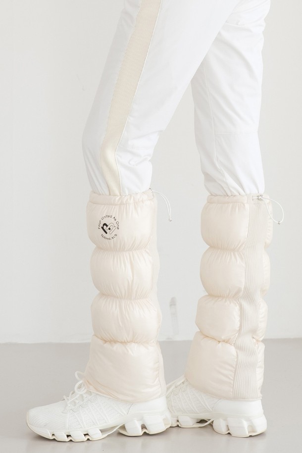 **패딩 레그워머 IV (화이트/블랙)**

겨울철 추위로부터 다리를 따뜻하게 보호해 줄 패딩 레그워머입니다. 부드러운 촉감의 나일론과 폴리에스테르 혼방 소재로 제작되었으며, 꼼꼼한 안감 처리와 두꺼운 두께감으로 보온성을 높였습니다. 슬림핏 디자인으로 다리 라인을 살려주며, 발등을 덮는 디자인과 흘러내림 방지 기능으로 편안하게 착용할 수 있습니다. 캐주얼, 미니멀 스타일의 산책룩, 집콕룩에 매치하여 따뜻하고 스타일리시하게 연출해 보세요. 화이트, 블랙 두 가지 색상으로 제공됩니다.
