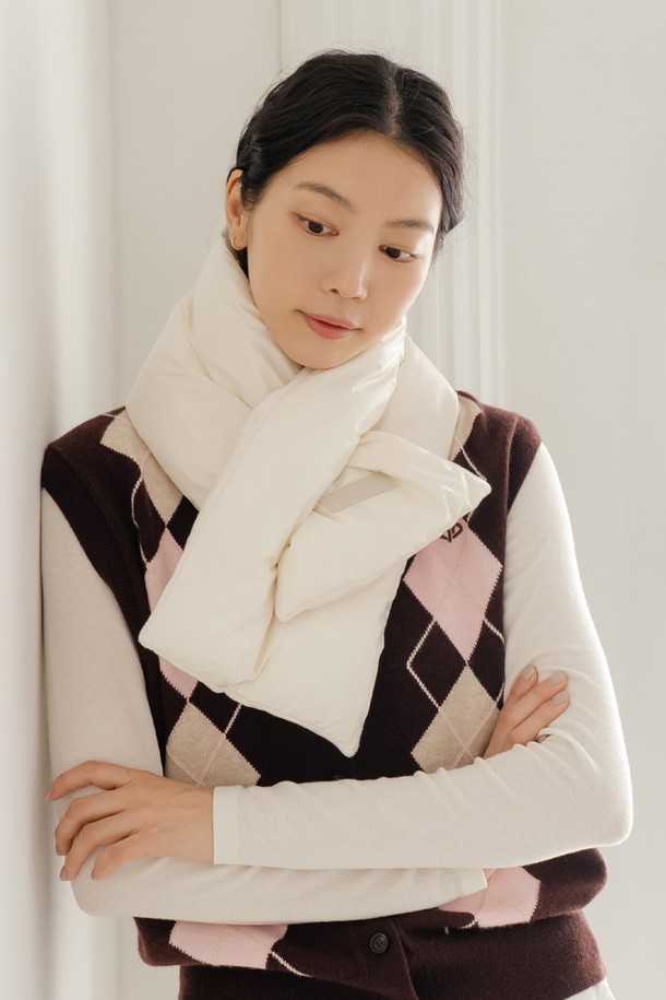 글로시 패딩 머플러 IV는 부드러운 촉감과 따뜻한 보온성을 제공하는 겨울철 필수 아이템입니다. 아이보리, 블랙, 베이지 3가지 색상으로 출시되어 어떤 코디에도 쉽게 매치할 수 있습니다. 두꺼운 두께감의 무지 디자인에 글로시한 광택이 더해져 캐주얼하면서도 세련된 스타일을 연출합니다. 극세사 안감으로 제작되어 더욱 포근하고 편안한 착용감을 선사하며, 산책룩, 출근룩, 여행룩 등 다양한 TPO에 활용 가능합니다.
