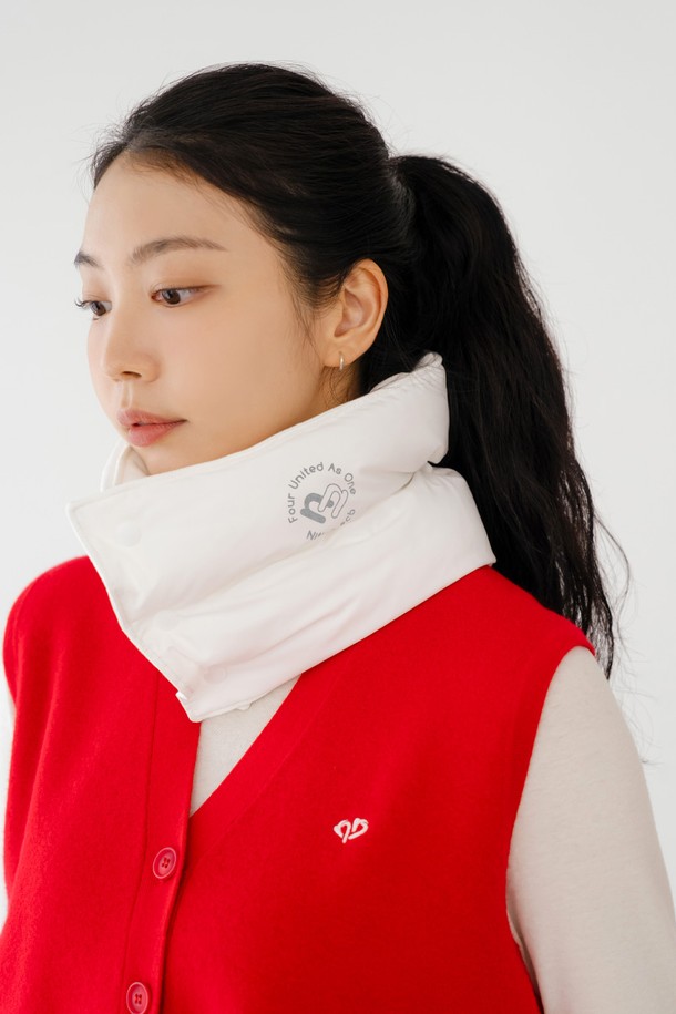 패딩 넥워머 WH는 부드러운 촉감의 폴리에스터, 폴리우레탄 혼방 소재로 제작되어 겨울철 보온성을 높여주는 넥워머입니다. 안감은 기모 처리되어 포근함을 더하며, 넉넉한 두께감으로 추운 날씨에도 든든하게 목을 감싸줍니다. 화이트와 블랙 두 가지 색상으로 출시되어 다양한 스타일에 매치하기 용이하며, 로고 패턴으로 포인트를 더했습니다. 드로우스트링 디자인으로 사이즈 조절이 가능하며, 스냅 여밈 방식으로 간편하게 착용할 수 있습니다. 일상생활뿐만 아니라 골프룩에도 잘 어울리는 캐주얼, 미니멀, 스포티 스타일의 넥워머입니다.
