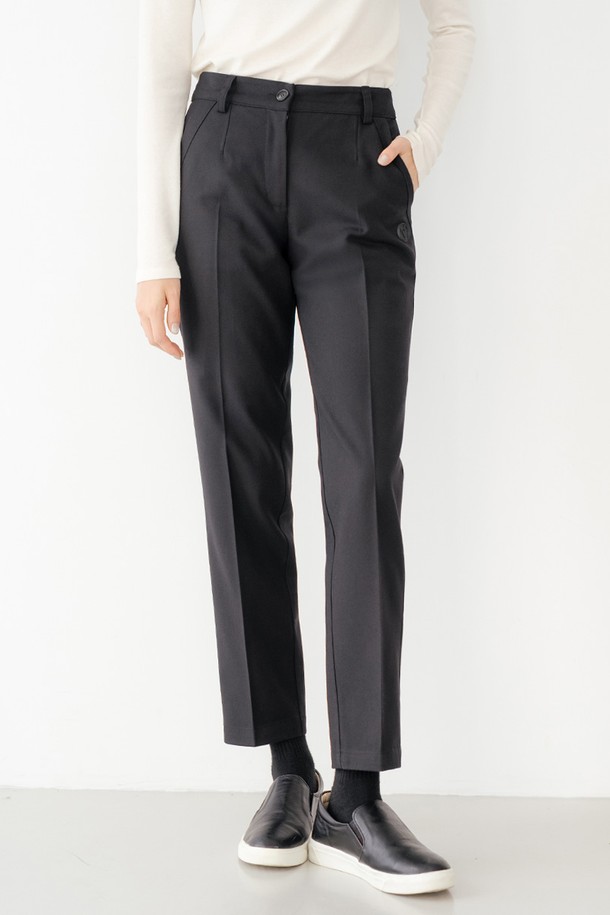 울 블렌드 클래식 팬츠 BK는 여성 고객을 위한 가을, 겨울용 클래식 팬츠입니다. 울 소재로 제작되어 뻣뻣한 촉감과 두꺼운 두께감으로 보온성을 높였습니다. 무지 패턴의 블랙 컬러로 미니멀하고 시크한 스타일을 연출하며, 레귤러핏과 스트레이트 핏으로 디자인되었습니다. 오피스룩, 출근룩, 모임룩 등 다양한 TPO에 활용하기 좋습니다. 포켓이 있어 실용성을 더했습니다.
