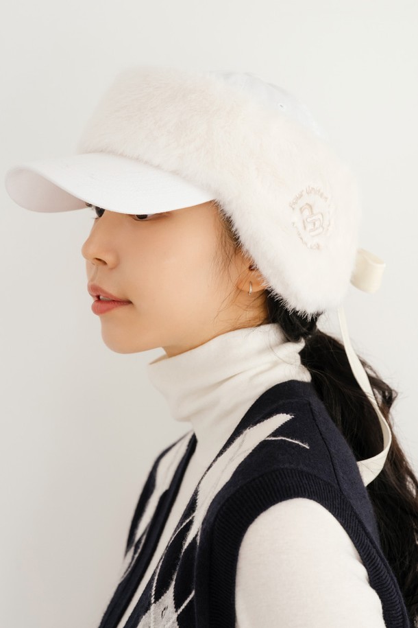 밍크퍼 이어머프2 CR은 겨울철 보온성을 책임지는 이어머프입니다. 부드러운 촉감의 밍크 퍼와 폴리에스터 소재를 사용하여 편안한 착용감을 제공합니다. 크림 및 블랙 컬러로 출시되어 다양한 골프룩 및 캐주얼 스타일, 미니멀, 클래식 스타일에 매치하기 좋습니다. 자수, 스트랩, 퍼 장식이 디자인에 포인트를 더하며, 사이즈 조절 밴딩 기능으로 누구나 편안하게 착용할 수 있습니다. 두꺼운 두께감으로 뛰어난 보온성을 선사하는 이어머프입니다.