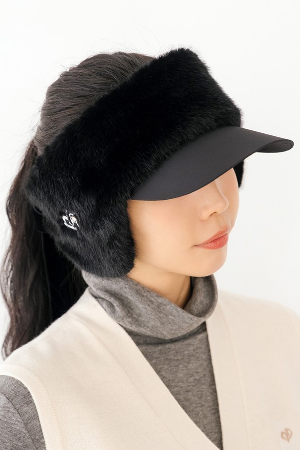 밍크퍼 이어머프Ⅱ BK는 겨울철 보온성을 책임지는 부드러운 이어머프입니다. 블랙과 크림 두 가지 색상으로 출시되어 다양한 스타일에 매치하기 좋습니다. 밍크 소재와 폴리에스테르를 사용하여 부드러운 촉감과 뛰어난 보온성을 제공하며, 뒷면 밴딩과 탈부착 스트랩으로 편안한 착용감을 선사합니다. 로고 자수와 퍼, 스트랩 디자인으로 포인트를 더해 클래식, 미니멀, 캐주얼 등 어떤 스타일에도 잘 어울립니다. 골프, 스포츠, 일상 등 다양한 시간과 장소와 경우에 활용할 수 있습니다.