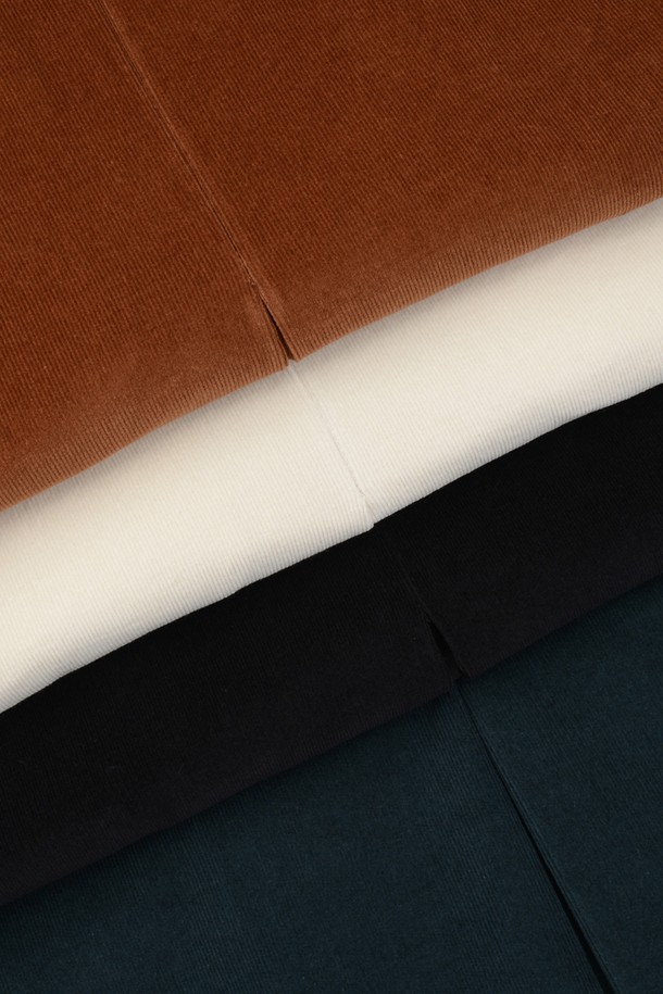 **코듀로이 스커트 BK**는 부드러운 코듀로이 소재로 제작되어 가을과 겨울에 따뜻하게 착용하기 좋은 여성용 스커트입니다. 블랙 컬러에 무지 디자인으로 어떤 상의와도 쉽게 매치하여 캐주얼, 클래식, 미니멀 스타일을 연출할 수 있습니다. 두꺼운 두께감으로 포근함을 더하며, 일상 및 출근룩으로 활용하기 좋습니다. 베이직한 디자인으로 유행을 타지 않고 오랫동안 즐겨 입을 수 있는 아이템입니다.
