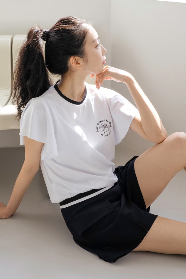 플레어 슬리브리스 WH는 여성용 티셔츠로, 봄, 여름, 가을에 활용하기 좋은 아이템입니다. 화이트, 블랙, 핑크 세 가지 색상으로 출시되었으며, 라운드넥에 루즈핏으로 편안하게 착용할 수 있습니다. 면과 폴리에스테르 혼방의 부드러운 소재에 스트라이프 패턴이 더해져 캐주얼하면서도 베이직한 스타일을 연출합니다. 퍼프 슬리브 디자인과 넥라인, 밑단의 스트라이프 배색, 그리고 비침 없는 이중직 원단으로 제작되어 데이트룩, 동네 마실룩, 카페룩 등 다양한 TPO에 활용하기 좋습니다.
