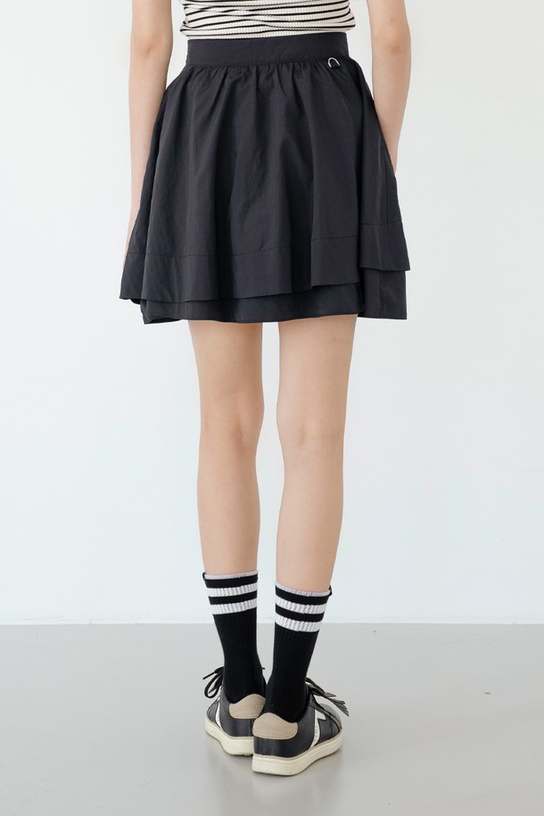 샤이니 더블 플레어 스커트 BK는 페미닌하고 캐주얼한 스타일을 연출하는 여성용 플레어 스커트입니다. 블랙, 스카이블루, 베이지, 화이트 4가지 색상으로 출시되어 다양한 상의와 매치하기 용이합니다. 봄, 가을, 겨울 시즌에 적합하며, 중간 두께감의 나일론과 플리스 소재로 제작되어 부드러운 촉감을 선사합니다. 은은한 광택감과 중간 신축성이 특징이며, 이중 구조의 비대칭 디자인과 플레어 핏으로 여성스러운 실루엣을 강조합니다. 데이트룩, 미니멀, 클래식 스타일에 활용하기 좋으며, 속바지가 포함되어 편안하게 착용할 수 있습니다.
