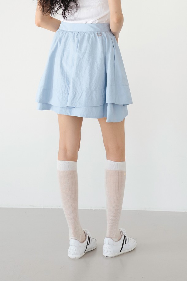 샤이니 더블 플레어 스커트 S/BL는 여성용 플레어 스커트로, 페미닌하고 우아한 스타일을 연출합니다. 부드러운 촉감의 나일론, 플리스 혼방 소재로 제작되었으며, 안감이 있어 편안하게 착용할 수 있습니다. 스카이블루, 베이지, 화이트, 블랙 4가지 컬러로 출시되어 다양한 코디에 활용하기 좋습니다. 더블레이어드 비대칭 디자인과 자연스러운 드레이핑, 은은한 광택감이 특징이며, 이너 숏팬츠가 포함되어 있어 활동성을 높였습니다. 데이트룩, 카페룩, 모임룩 등 TPO에 맞춰 클래식, 미니멀, 로맨틱 스타일을 연출해보세요.
