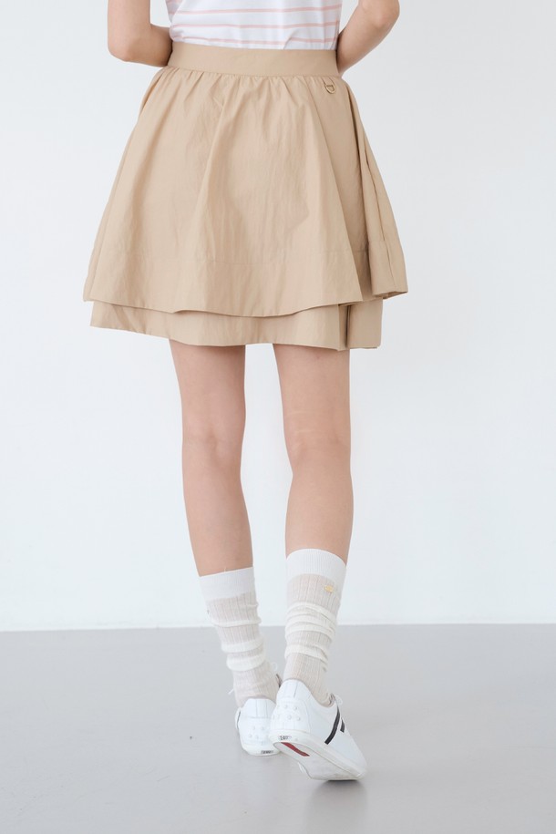 샤이니 더블 플레어 스커트 BG는 여성 의류로, 엘레강스하고 페미닌한 스타일을 연출합니다. 봄, 가을에 적합하며, 화이트, 블랙, 스카이블루, 베이지 4가지 컬러로 제공됩니다. 부드러운 촉감의 나일론, 플리스 혼방 소재에, 플레어 핏과 더블레이어드 치마 타입으로 디자인되었습니다. 비침을 방지하며, 신축성이 좋아 편안하게 착용할 수 있으며, 이너팬츠가 포함되어 활동성을 높였습니다. 데이트룩, 카페룩, 모임룩에 잘 어울리며, 클래식, 미니멀, 로맨틱 스타일을 모두 소화할 수 있습니다.
