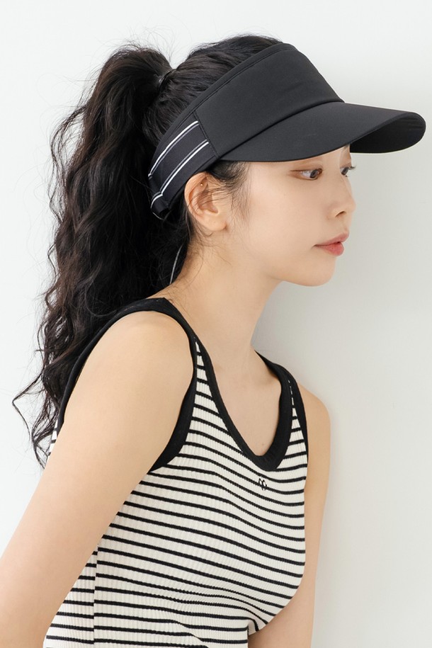 에센셜 리본 선바이저 BK는 여성용 선바이저로, 일상, 스포츠, 골프 등 다양한 TPO에 활용 가능합니다. 부드러운 촉감의 폴리에스테르 및 스판덱스 혼방 소재로 제작되었으며, 블랙, 화이트, 베이지 3가지 색상으로 출시되었습니다. 챙 넓이 8.5cm에 일반 모자 깊이로, 흡습 기능과 사이즈 조절 기능을 갖춰 편안한 착용감을 제공합니다. 캐주얼, 미니멀, 스포티한 스타일 연출에 적합하며, 벨크로 스트랩과 리본 디테일로 포인트를 더했습니다. 이마 부분에는 메쉬 안감이 있어 쾌적함을 유지하며, 스트랩 리본으로 개성 있는 스타일링도 가능합니다.
