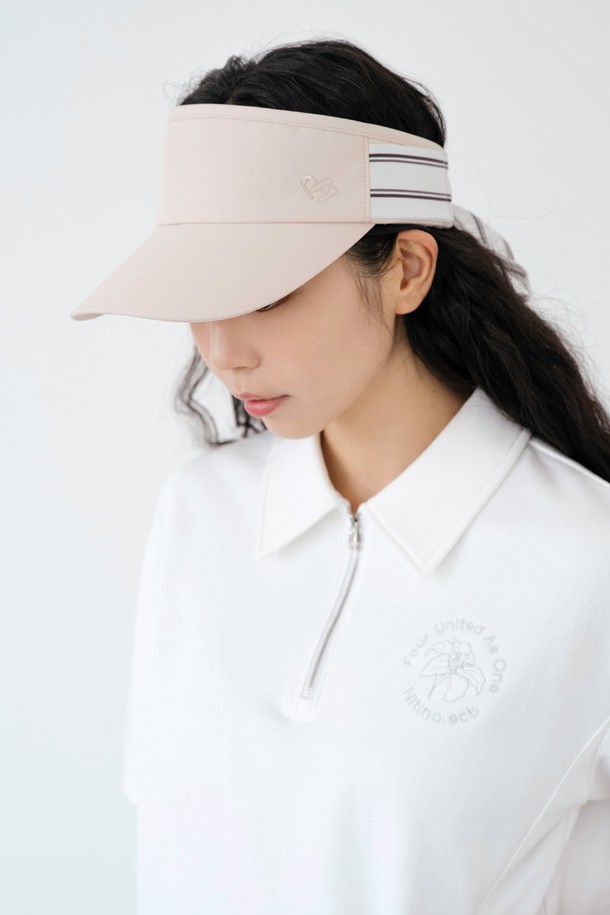 에센셜 리본 선바이저 BG는 햇빛을 가려주는 여성 선바이저입니다. 베이지, 화이트, 블랙 세 가지 색상으로 출시되어 다양한 스타일에 매치하기 용이합니다. 챙 넓이는 8.5cm이며, 폴리에스테르 소재로 제작되어 가볍고 편안한 착용감을 제공합니다. 벨크로 스트랩으로 사이즈 조절이 가능하며, 스카프 형태의 실루엣과 리본 디자인으로 여성스러운 분위기를 연출합니다. 이마 부분은 메쉬 안감 처리가 되어 흡습 기능까지 갖춰, 여행, 휴가, 리조트룩에 활용하기 좋습니다.
