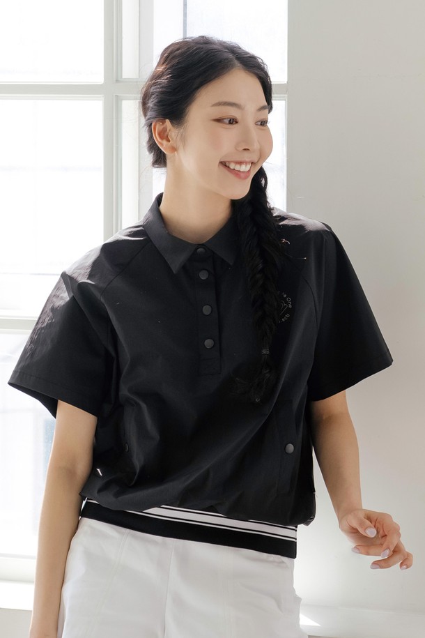 윈드브레이크 베스트 Ⅱ BK는 여성 골프 및 일상용으로 제작된 폴로넥 스타일의 베스트입니다. 블랙 컬러의 무지 디자인으로, 봄, 여름 시즌에 적합하며 스포티하고 베이직한 스타일을 연출합니다. 폴리에스테르와 나일론 혼방 소재로 제작되어 얇고 부드러운 촉감과 흡습, 속건 기능을 제공합니다. 레귤러핏, 레귤러 기장의 반소매 디자인으로 활동성을 높였으며, 골프웨어, 스포츠웨어로 활용하기 좋습니다.