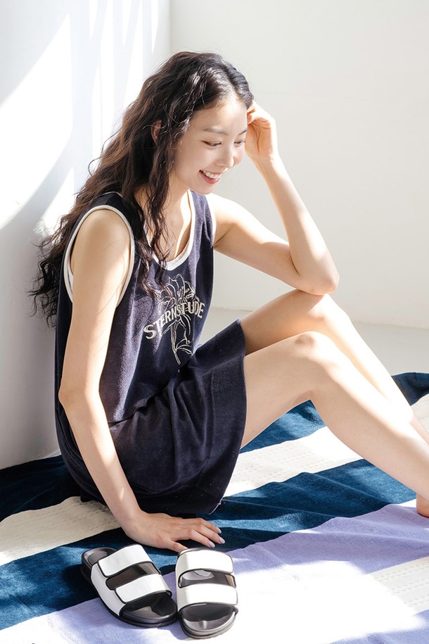 네이비, 그린, 화이트, 핑크 4가지 색상으로 출시된 테리 프린팅 원피스 NY입니다. 면과 나일론 혼방 소재로 제작되어 부드러운 촉감과 흡습 기능으로 쾌적하게 착용할 수 있습니다. 라운드넥에 민소매 디자인이며, 넥라인과 암홀 라인에 배색 립 처리를 더해 스포티하면서 캐주얼한 스타일을 연출합니다. 앞뒤 양면 착용이 가능하며, 하트 자수 디테일로 포인트를 주었습니다. 신축성이 좋아 활동성이 뛰어나며, 골프룩, 휴가룩 등 다양한 TPO에 활용 가능합니다.
