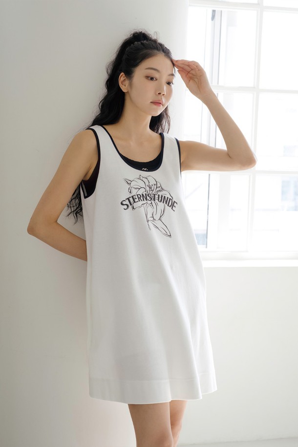 테리 프린팅 원피스 WH는 여성용으로, 부드러운 촉감의 면과 나일론 혼방 소재로 제작되어 흡습 기능이 뛰어납니다. 봄, 여름, 가을 계절에 맞춰 일상 및 스포츠 활동에 적합하며, 앞뒤 양면 착용이 가능하여 실용적입니다. 라운드넥에 립 디자인으로 포인트를 주고, 하트 자수 디테일이 사랑스러운 느낌을 더합니다. 레귤러핏으로 편안하게 착용할 수 있으며, 민소매 디자인과 중간 두께감으로 활동성을 높였습니다. 캐주얼, 스포티, 미니멀 스타일을 모두 소화할 수 있는 매력적인 아이템입니다.
