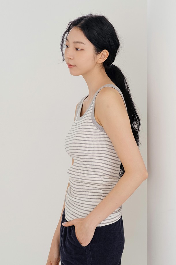 아카이브 슬리브리스 2 멜란지 그레이/스트라이프는 여성용 슬리브리스로, 멜란지 그레이, 화이트, 블랙 세 가지 색상으로 제공됩니다. 봄, 여름, 가을, 세 계절 모두 착용 가능하며, 베이직하면서도 스포티한 스타일을 연출합니다. 면과 스판덱스 혼방 소재로 제작되어 부드러운 촉감과 뛰어난 신축성, 통기성을 자랑하며, 라운드넥과 레귤러핏으로 편안하게 착용할 수 있습니다. 하트 자수 디테일이 포인트이며, 단독 또는 이너로 활용하기 좋습니다. 피트니스룩 또는 요가/필라테스룩, 스포티 및 미니멀 스타일을 선호하는 분들께 추천합니다.