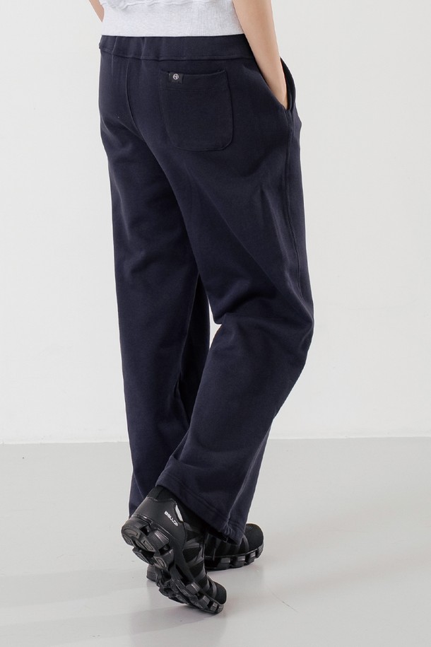 스트링 조거 팬츠 NY는 캐주얼, 스포티, 미니멀 스타일을 모두 아우르는 조거 팬츠입니다. 블랙과 멜란지 그레이 두 가지 색상으로 출시되어, 봄, 가을 시즌에 적합하며 일상 및 스포츠 활동 모두에 활용 가능합니다. 허리 밴딩과 스트링 디테일, 와이드 실루엣, 밑단 스트링으로 편안함과 스타일을 동시에 잡았습니다. 부드러운 면과 폴리에스테르 혼방 소재로 제작되어 뛰어난 착용감을 선사하며, 루즈핏으로 편안하게 즐길 수 있습니다. 동네 마실룩, 집콕룩, 산책룩 등 다양한 TPO에 맞춰 활용해보세요.
