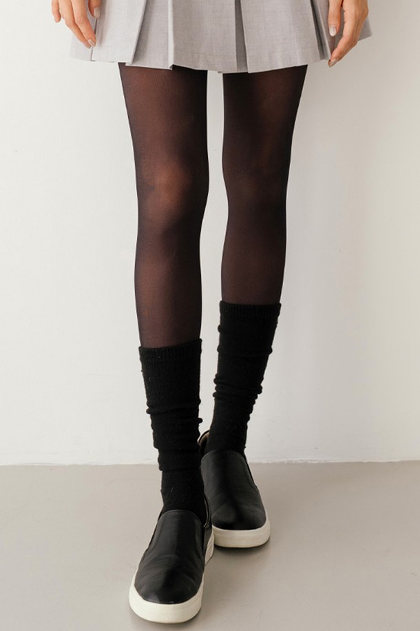 베이지와 블랙 투톤 배색이 돋보이는 여성용 스킨 타이즈입니다. 나일론과 스판덱스 혼방 소재로 제작되어 뛰어난 신축성을 자랑하며, 가을과 겨울에 따뜻하게 착용하기 좋습니다. 미니멀하고 캐주얼한 스타일에 잘 어울리며, 일상복으로 활용하기 좋습니다. 투톤 디자인으로 개성 있는 스타일을 연출해보세요.
