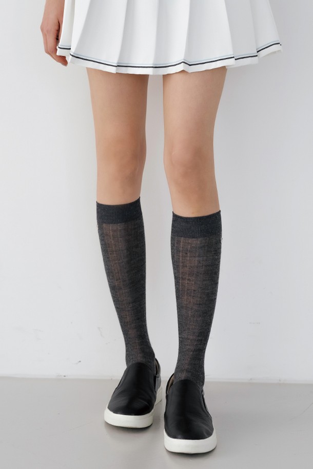 "시스루 니삭스 CH"는 차콜, 블랙, 아이보리, 베이지 4가지 컬러로 출시되어 어떤 스타일에도 매치하기 좋은 여성용 니삭스입니다. 울, 아크릴, 폴리에스테르 혼방 소재로 제작되어 부드러운 촉감과 신축성을 제공하며, 사계절 내내 착용 가능합니다. 시스루 반투명 디자인과 세로 리브 패턴, 슬림 실루엣이 다리 라인을 더욱 돋보이게 합니다. 데이트룩, 카페룩, 모임룩 등 다양한 TPO에 미니멀, 클래식, 걸리시 스타일을 더해 세련된 룩을 연출해보세요. 니티나 엠블럼 디자인 장식으로 포인트를 더했습니다.
