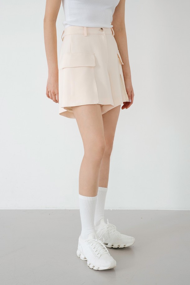 포켓 A라인 숏팬츠 CM은 여성용 숏팬츠입니다. 크림, 다크네이비 두 가지 색상으로 출시되었으며, 봄, 여름, 가을 계절에 데일리웨어, 데이트룩, 동네 마실룩으로 활용하기 좋습니다. 폴리에스터, 레이온, 스판 혼방 소재로 제작되어 구김 방지 기능과 중간 두께감, 슬림핏 A라인 핏을 자랑합니다. 사이드 포켓 디테일이 있으며, 신축성이 있고 비침 걱정 없이 편안하게 착용할 수 있습니다.
