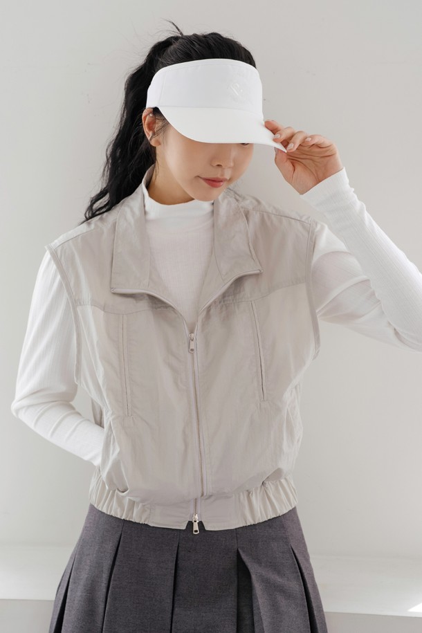 "샤이니" 집업 베스트 L/GY는 여성용 베스트로, 봄, 가을에 착용하기 좋은 얇은 두께의 레귤러핏 제품입니다. 부드러운 하이넥 디자인과 민소매 스타일로, 캐주얼하고 미니멀한 무드를 연출합니다. 그레이 및 라이트 그레이 컬러로 구성되어 있으며, 무지 패턴의 베이직한 디자인이 특징입니다. 일상 및 출근룩에 활용하기 좋으며, L 사이즈로 편안하게 착용할 수 있습니다. 집업 여밈 방식으로 간편하게 스타일링을 완성해보세요.
