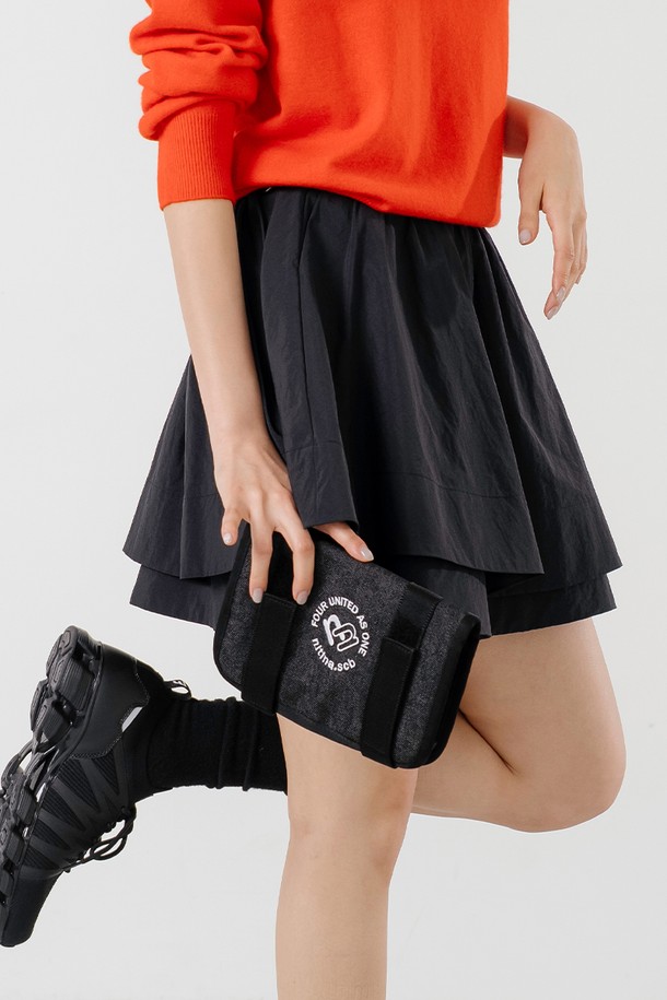 카트 파우치 BK(데님)는 골프룩에 어울리는 캐주얼하고 미니멀한 스타일의 파우치입니다. 블랙, 블루, 그린 3가지 컬러로 출시되었으며, 면, 폴리에스테르, 데님 소재를 사용하여 제작되었습니다. 미디엄 사이즈의 사각 형태 파우치로, 경량이며 실용적인 사용성을 제공합니다. 사이즈 조절과 손잡이 기능이 있으며, 카트 걸이형으로 제작되어 편리하게 사용할 수 있습니다. 볼, 마커, 티, 핸드폰, 화장품, 장갑 등 다양한 용품을 수납할 수 있는 다용도 파우치입니다.
