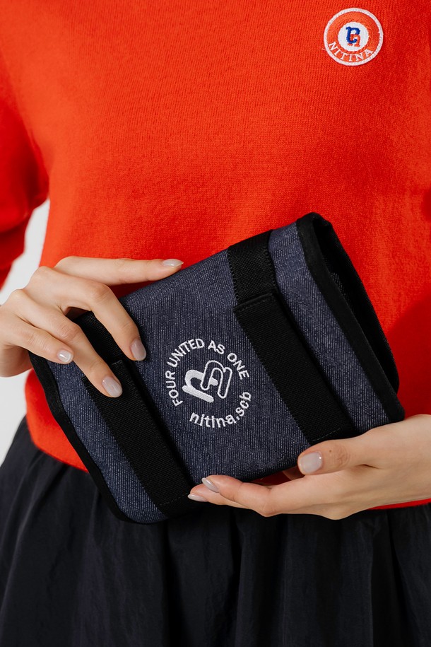 카트 파우치 BL(데님)은 골프 라운드를 위한 실용적인 디자인의 카트 파우치입니다. 블루, 블랙, 그린 3가지 색상으로, 면과 폴리에스테르 혼방 소재로 제작되어 가볍게 사용할 수 있습니다. 무지 디자인에 사각 형태로, 다용도 수납이 가능하여 골프 용품을 편리하게 보관할 수 있습니다. 심플하고 캐주얼한 스타일로 골프룩에 잘 어울리며, 카트 걸이형으로 편의성을 더했습니다. FREE 사이즈로 출시되었습니다.
