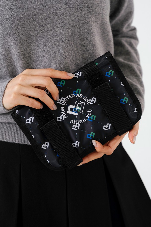 카트 파우치 BK/PRINT는 골프, 일상에서 활용 가능한 공용 파우치입니다. 블랙, 그린, 블루, 데님 등 다양한 색상으로 출시되었으며, 폴리에스테르와 면 혼방 소재로 제작되어 가볍고 실용적입니다. 미디엄 사이즈의 사각 디자인에 프린트 무늬가 돋보이며, 골프 카트에 거치할 수 있어 편리합니다. 지퍼형 잠금 방식으로 내용물을 안전하게 보관하며, 손잡이가 있어 휴대성을 높였습니다.
