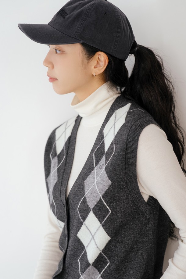 빈티지 볼캡 D/GY는 남녀 모두 착용 가능한 캐주얼하고 스포티한 스타일의 볼캡입니다. 라이트 그레이, 블루, 다크 그레이 3가지 색상으로 출시되어 다양한 룩에 매치하기 좋습니다. 면 소재로 제작되어 편안한 착용감을 제공하며, 깊은 모자 깊이와 데님 라이크 촉감으로 빈티지한 멋을 더했습니다. 로고와 레터링 자수, 스트랩 디테일이 돋보이며, 사이즈 조절 기능으로 편안하게 착용할 수 있습니다. 산책룩에 활용하기 좋은 아이템입니다.
