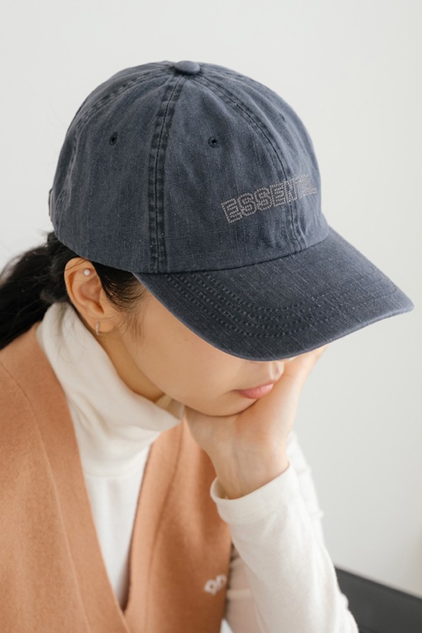 빈티지 볼캡 BL은 캐주얼, 스포티 스타일을 모두 아우르는 공용 모자입니다. 빈티지 블루, 빈티지 라이트 그레이, 빈티지 다크 그레이 3가지 컬러로 출시되었으며, 면 소재로 제작되어 편안한 착용감을 선사합니다. 깊은 모자 깊이와 루즈핏으로 편안하게 착용할 수 있으며, 로고와 레터링 자수, 체인 장식이 포인트입니다. 사이즈 조절이 가능하여 누구나 편안하게 착용할 수 있습니다.
