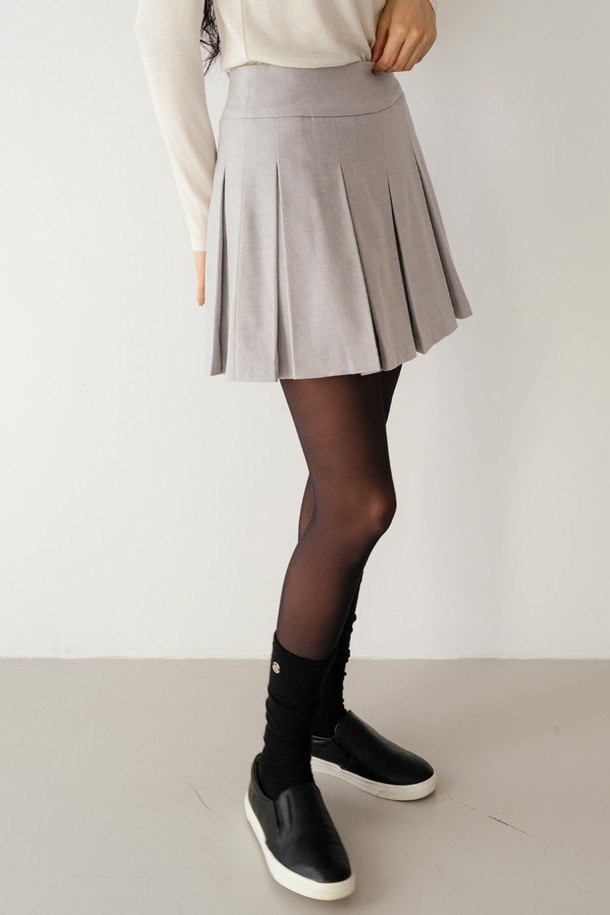 "울 블렌드 플리츠 스커트 2 라이트/그레이"는 여성용 플리츠 스커트입니다. 가을, 겨울 시즌에 어울리는 두꺼운 두께감과 부드러운 촉감의 울 블렌드 소재로 제작되었습니다. 클래식하고 베이직한 디자인으로 오피스룩, 출근룩, 모임룩 등 다양한 때와 장소에 활용 가능합니다. 라이트 그레이, 멜란지 그레이, 베이지, 블랙 등 다채로운 4가지 색상으로 만나보세요. 안감이 있어 편안하게 착용할 수 있는 플리츠 스커트입니다.