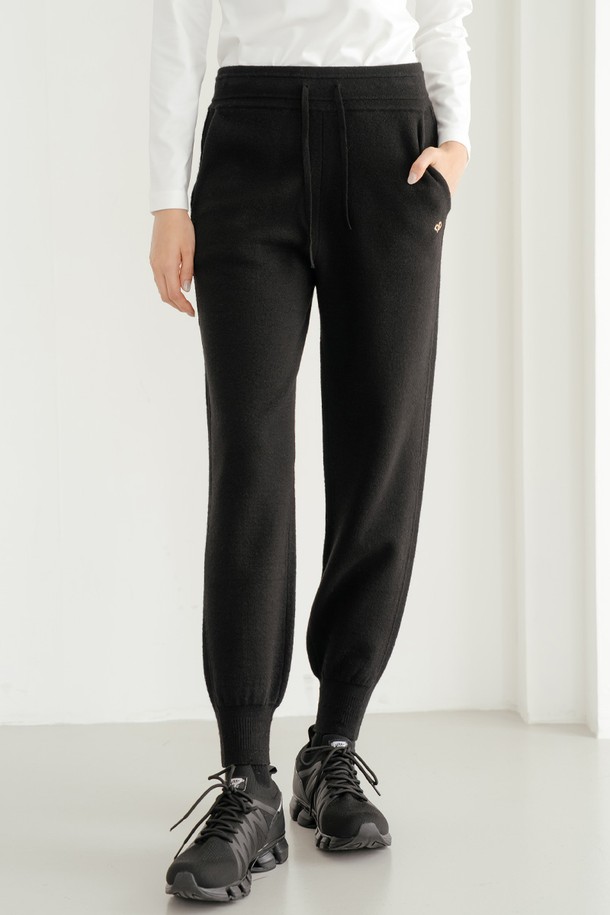 데일리 니트 조거 팬츠 2 검정은 부드러운 니트 소재로 제작되어 편안한 착용감을 선사하는 여성용 조거 팬츠입니다. 가을과 겨울에 적합한 두꺼운 두께감으로 따뜻하게 착용 가능하며, 릴랙스핏으로 편안한 활동성을 제공합니다. 허리 밴딩과 포켓 디테일이 더해져 실용성을 높였으며, 캐주얼, 스포티, 미니멀 스타일을 연출하기 좋습니다. 집콕룩, 산책룩 등 다양한 일상 상황에서 활용할 수 있는 데일리 아이템입니다.