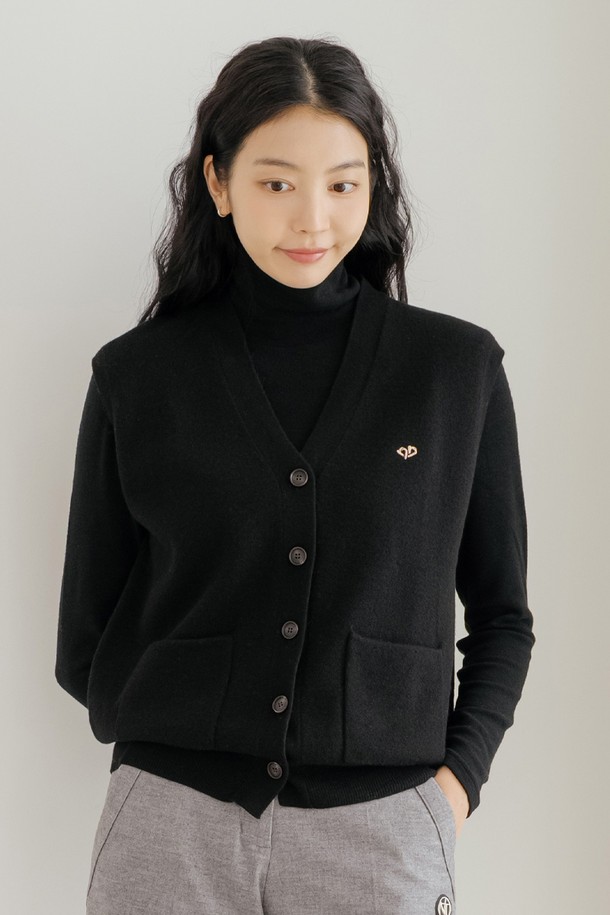 클래식하고 미니멀한 스타일의 여성용 울 100 니트 베스트 BK입니다. 가을, 겨울 시즌에 어울리는 두꺼운 두께감과 부드러운 촉감이 특징이며, 하이넥 디자인으로 보온성을 높였습니다. 골프룩은 물론 일상에서도 활용 가능한 레귤러핏의 무지 디자인입니다. 민소매 스타일로, 다양한 상의와 레이어드하여 세련된 스타일을 연출할 수 있습니다.
