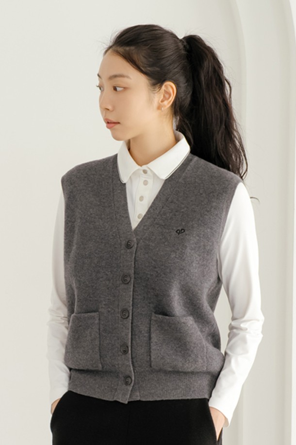 울 100 니트 베스트 M/GY는 여성 골프룩 또는 일상복으로 활용하기 좋은, 가을/겨울 시즌용 니트 베스트입니다. 부드러운 촉감의 울 100% 소재로 제작되었으며, 브이넥 디자인과 레귤러핏으로 클래식하고 베이직한 스타일을 연출합니다. 크롭 기장에 민소매 디자인으로 활동성을 높였으며, 무지 패턴과 그레이 컬러가 어떤 룩에도 자연스럽게 어울립니다. 버튼 여밈 디테일로 포인트를 더한, 두꺼운 두께감의 니트 베스트입니다.
