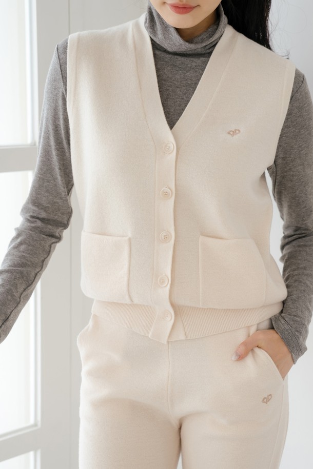 **울 100 니트 베스트 CR**은 여성 골퍼를 위한 미니멀하고 클래식한 스타일의 니트 베스트입니다. 가을, 겨울 시즌에 적합하며 부드러운 촉감의 울 100% 소재로 제작되었습니다. 레귤러핏 브이넥 디자인에 민소매 스타일로, 베이직한 무지 패턴과 두꺼운 두께감이 특징입니다. 필드 위에서, 또는 일상에서도 스타일리시하게 연출할 수 있습니다.
