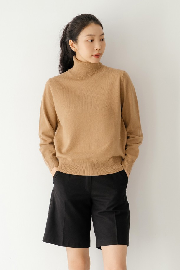 캐시미어 100% 풀오버 BG는 여성 골프룩을 위한 프리미엄 소재의 터틀넥 긴소매 풀오버입니다. 부드러운 촉감과 두꺼운 두께로 가을, 겨울철 보온성을 높여주는 제품입니다. 베이직하고 클래식한 스타일로, 레귤러핏의 편안한 착용감을 선사합니다. 무지 디자인으로 어떤 하의와도 잘 어울려 미니멀한 스타일을 연출하기 좋습니다.
