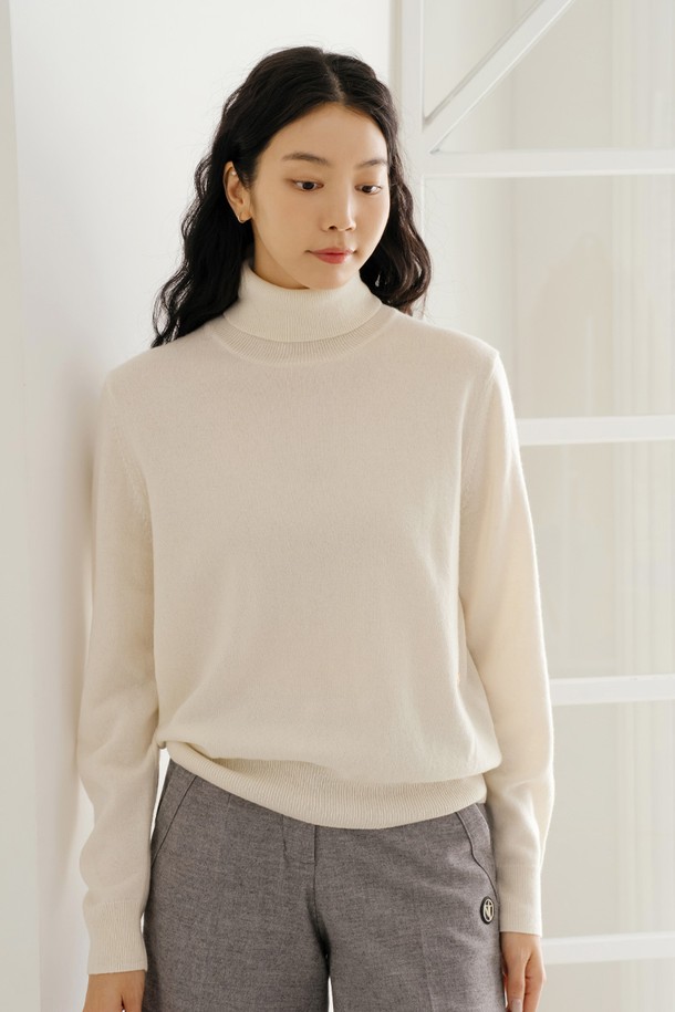캐시미어 100% 소재의 아이보리 컬러 풀오버입니다. 가을, 겨울 시즌에 어울리는 두꺼운 두께감으로, 부드러운 촉감과 뛰어난 보온성을 자랑합니다. 클래식하고 미니멀한 스타일로 골프룩 및 일상복으로 활용 가능하며, 레귤러핏 터틀넥 디자인으로 세련된 분위기를 연출합니다. 고급스러운 캐시미어 소재 특유의 우아함이 돋보이는 긴소매 풀오버입니다.
