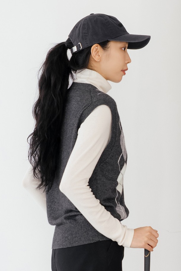 캐시미어 블렌딩 아가일 베스트 CH는 여성 골프룩을 위한 클래식 스타일의 니트 베스트입니다. 부드러운 촉감의 캐시미어와 울 소재를 혼방하여 가을, 겨울 시즌에 따뜻하게 착용할 수 있습니다. 차콜 그레이와 화이트 두 가지 컬러로 출시되었으며, 레귤러 핏과 V넥 디자인으로 편안한 착용감을 선사합니다. 아가일 패턴이 클래식한 무드를 더하며, 민소매 기장과 두꺼운 두께감으로 고급스러운 분위기를 연출합니다. 골프웨어뿐만 아니라 일상에서도 미니멀하게 활용하기 좋은 아이템입니다.
