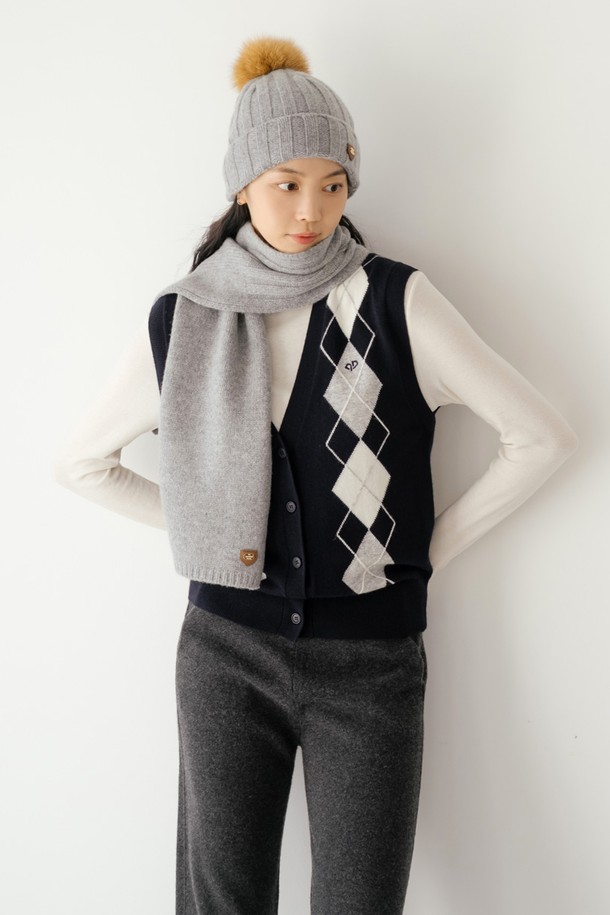 캐시미어 블렌딩 아가일 베스트 D/NY는 여성 골프룩을 위한 클래식하고 미니멀한 스타일의 베스트입니다. 블랙과 화이트 두 가지 색상으로 출시되었으며, 부드러운 촉감의 캐시미어 혼방 소재로 제작되어 가을, 겨울 시즌에 따뜻하게 착용할 수 있습니다. 브이넥 라인에 레귤러핏으로 디자인되었으며, 아가일 패턴과 니트 소재, 버튼 여밈 디테일이 특징입니다. 민소매 디자인으로 활동성을 높였으며, 두꺼운 두께감으로 보온성을 더했습니다.
