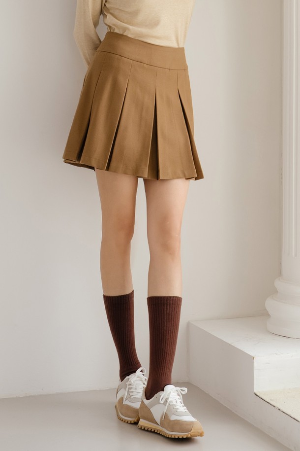 비비드 크루 삭스 BR는 일상, 스포츠, 골프 등 다양한 활동에 적합한 미들 기장의 양말입니다. 브릭, 다크블루, 다크그린, 레드, 다크옐로우, 브라운 등 다채로운 6가지 컬러로 출시되었습니다. 면, 폴리에스테르, 폴리우레탄 혼방의 두꺼운 원단으로 제작되어, 탄탄한 촉감과 뛰어난 보온 및 통기 기능을 제공합니다. 골지 패턴에 라벨 디자인으로 포인트를 더해 캐주얼, 클래식, 미니멀 스타일의 골프룩을 완성할 수 있습니다.
