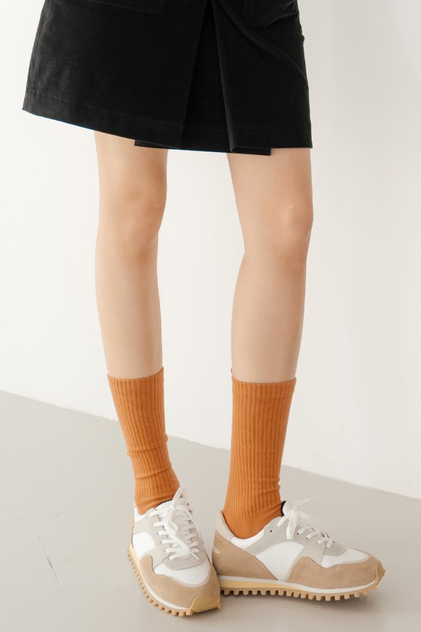 비비드 크루 삭스 BC는 골프룩에 어울리는 두꺼운 두께감의 크루 삭스입니다. 면, 폴리에스테르, 폴리우레탄 혼방 소재로 제작되어 통기성과 보온성을 제공하며, 골지 패턴으로 디자인되었습니다. 색상은 브릭, 다크 블루, 다크 그린, 레드, 다크 옐로우, 브라운 6가지로 출시되었으며, 미들 기장과 로고 장식이 특징입니다. 캐주얼, 클래식, 미니멀 스타일을 즐겨 입는 골퍼에게 적합합니다.
