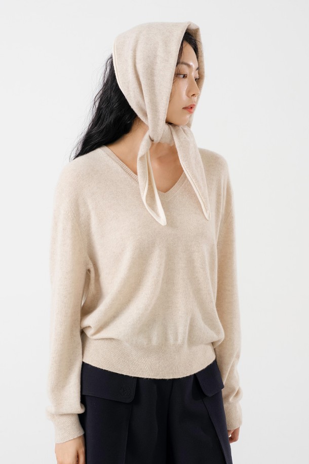 캐시미어 100% 브이넥 풀오버 BG는 부드러운 촉감과 뛰어난 보온성을 자랑하는 여성용 상의입니다. 가을, 겨울 시즌에 어울리는 두꺼운 두께감으로, 일상과 골프 활동 모두에 활용 가능한 활용도를 갖추었습니다. 베이직하고 클래식한 스타일로, 레귤러 핏의 긴 소매 디자인이 특징입니다. 프리미엄 캐시미어 소재 특유의 고급스러운 분위기를 연출하며, 데일리룩과 골프룩 모두 미니멀하게 소화할 수 있습니다.
