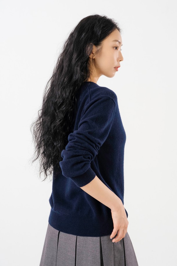 캐시미어 100% 소재의 라운드 풀오버 NY입니다. 부드러운 촉감과 뛰어난 보온성으로 가을, 겨울 시즌에 따뜻하게 착용할 수 있습니다. 베이직하고 클래식한 스타일로 골프룩 및 출근룩 등 다양한 TPO에 활용 가능합니다. 레귤러 핏에 긴 소매 기장, 네이비 색상의 무지 디자인으로 미니멀하고 세련된 분위기를 연출합니다. 두꺼운 두께감으로 포근함을 더한, 여성용 캐시미어 풀오버입니다.
