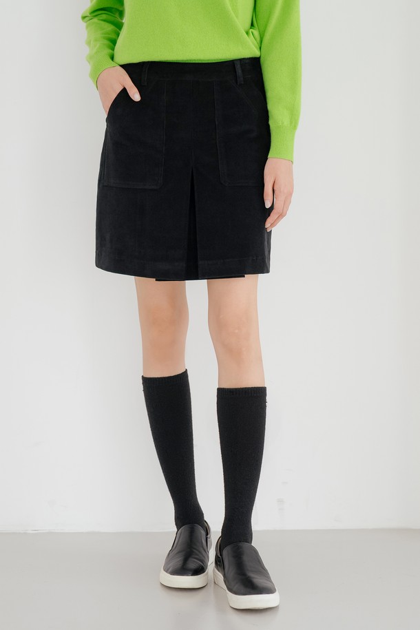 **코듀로이 스커트 BK**는 부드러운 코듀로이 소재로 제작되어 가을과 겨울에 따뜻하게 착용하기 좋은 여성용 스커트입니다. 블랙 컬러에 무지 디자인으로 어떤 상의와도 쉽게 매치하여 캐주얼, 클래식, 미니멀 스타일을 연출할 수 있습니다. 두꺼운 두께감으로 포근함을 더하며, 일상 및 출근룩으로 활용하기 좋습니다. 베이직한 디자인으로 유행을 타지 않고 오랫동안 즐겨 입을 수 있는 아이템입니다.
