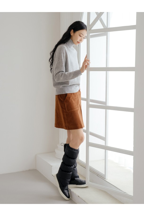 부드러운 코듀로이 소재의 여성용 A라인 미니스커트입니다. 브라운 컬러와 두꺼운 두께감으로 가을, 겨울 시즌에 따뜻하게 착용하기 좋습니다. 캐주얼, 베이직 스타일로 일상복뿐 아니라 출근룩, 모임룩으로도 활용 가능합니다. 레귤러핏으로 편안하게 착용할 수 있으며, 포켓 디테일이 있어 실용성을 더했습니다. 코듀로이 특유의 부드러운 촉감이 매력적인 아이템입니다.
