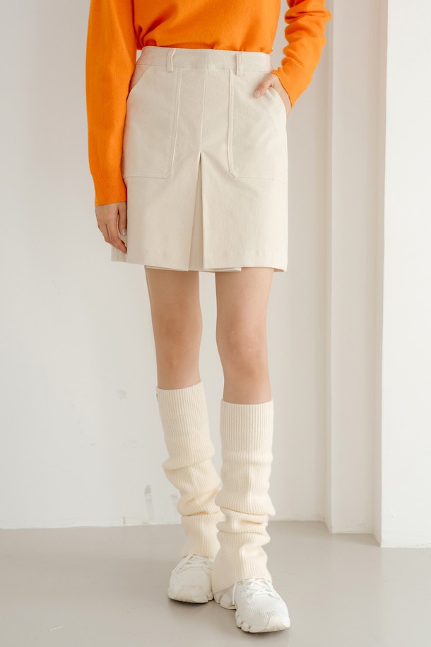 따뜻하고 부드러운 감촉의 코듀로이 스커트 IV입니다. 아이보리와 화이트 두 가지 색상으로 출시되어, 어떤 상의와도 쉽게 매치하여 캐주얼하고 베이직한 스타일을 연출할 수 있습니다. 가을, 겨울 시즌에 어울리는 두꺼운 두께감과 부드러운 촉감, A라인 핏으로 편안하면서도 여성스러운 실루엣을 선사합니다. 미니스커트 타입에 플리츠 디테일이 더해져 데이트룩이나 모임룩에 포인트를 더하며, 미니멀한 스타일을 즐기는 분들께 추천합니다.
